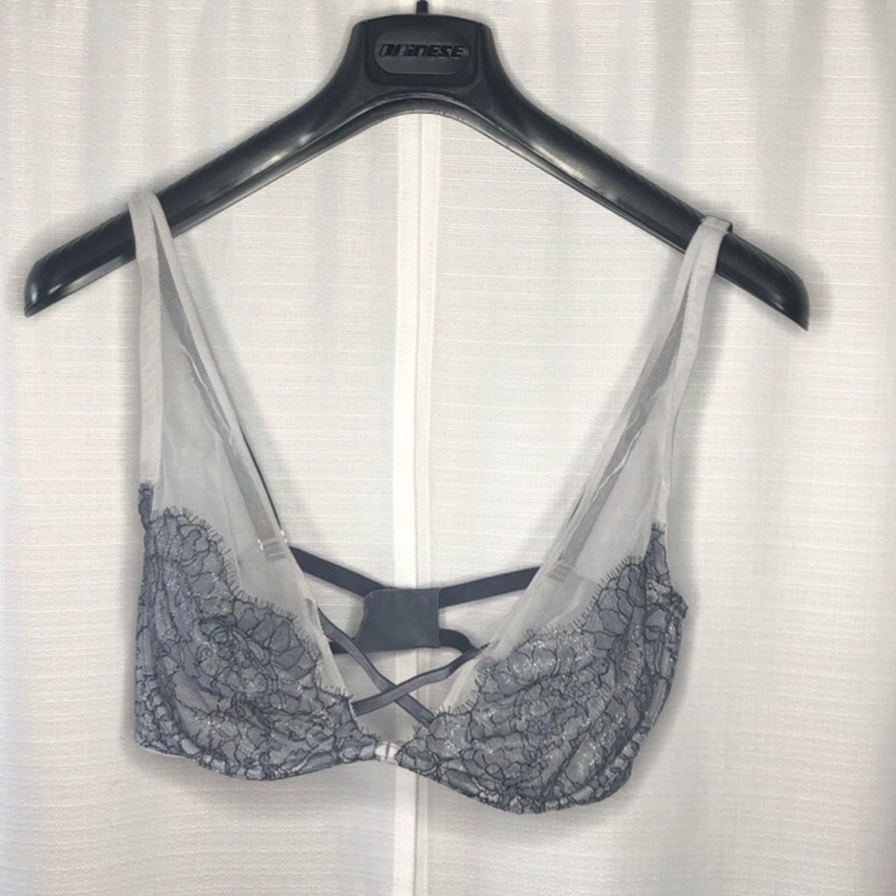 Like NEW VICTORIA SECRET 36DD BRA